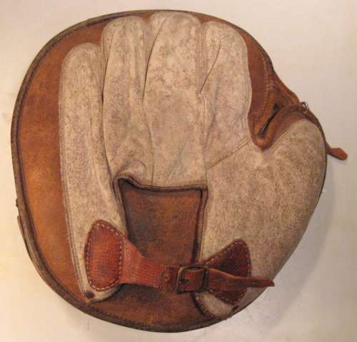 Victor Crescent Catchers Mitt Back